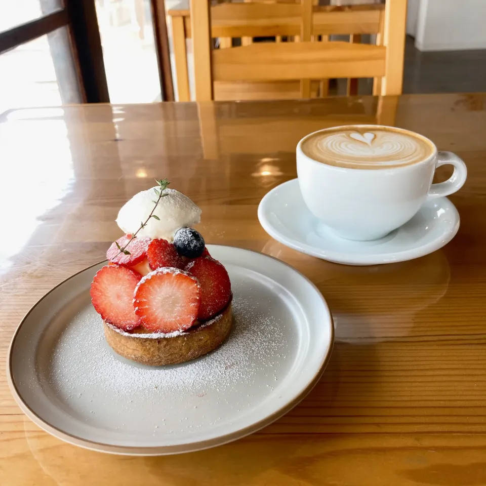 いちごタルトとカフェラテ|ちゃみこさん