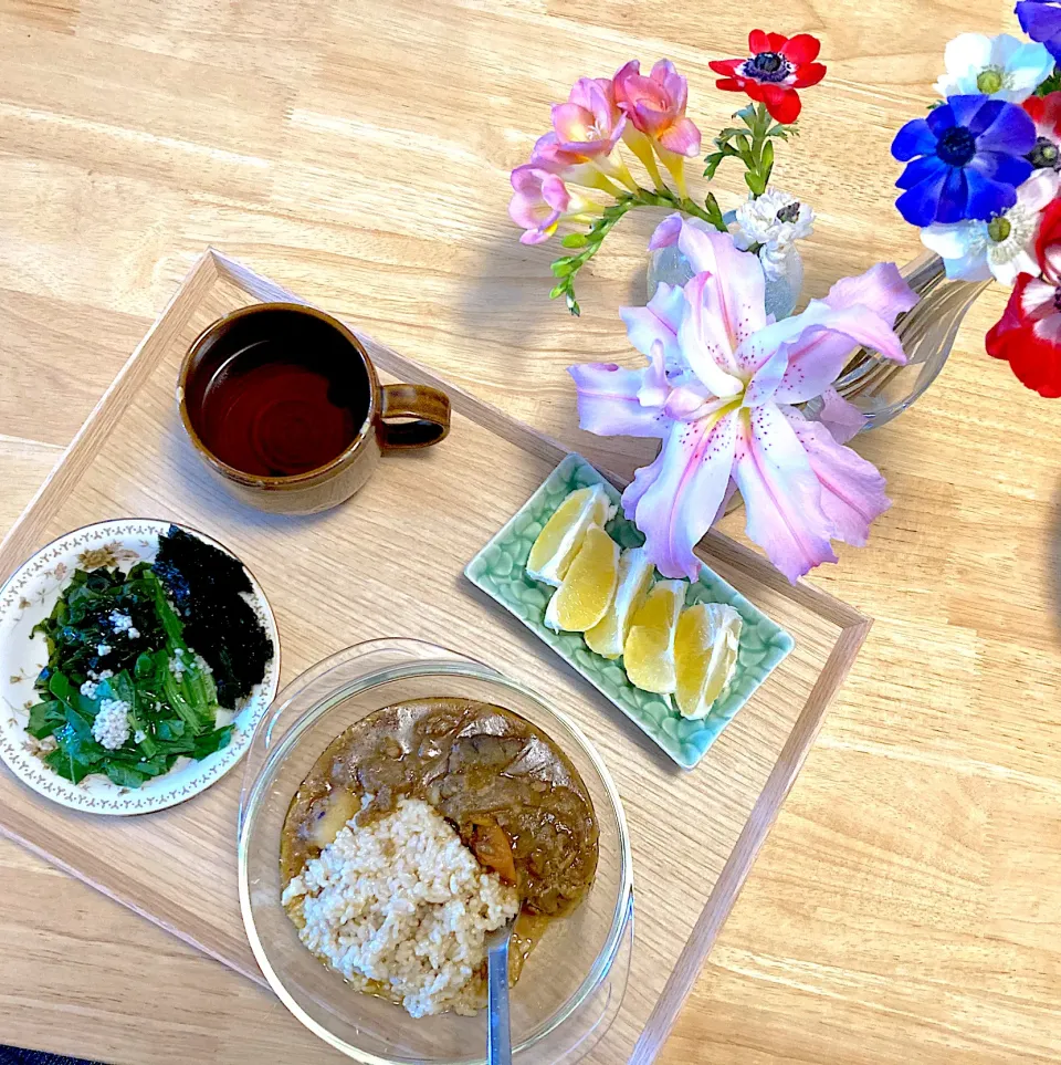 Snapdishの料理写真:大豆ミートのカレーライス♡新ワカメと水菜の塩麹サラダ♡ニューサマーオレンジ♡ルイボスティー|さくたえさん