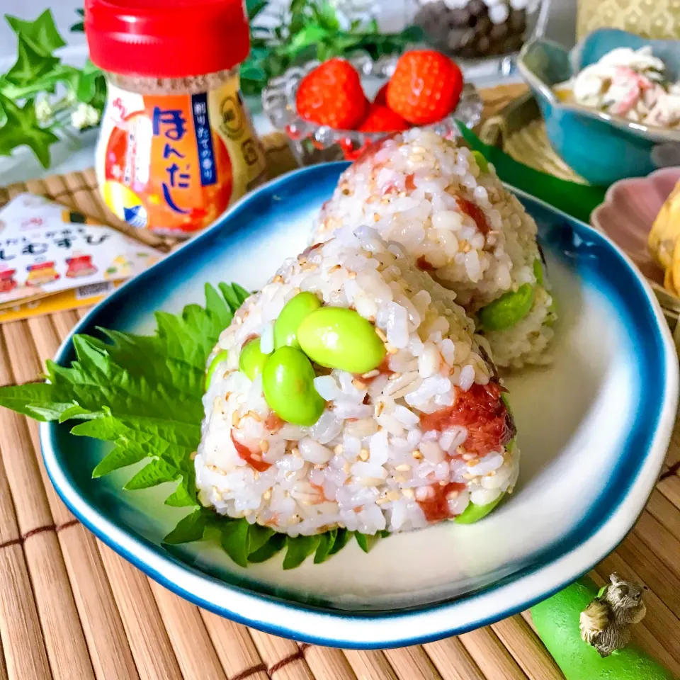 もち麦入りご飯de梅干しと枝豆のだしむすび|ハマーさん