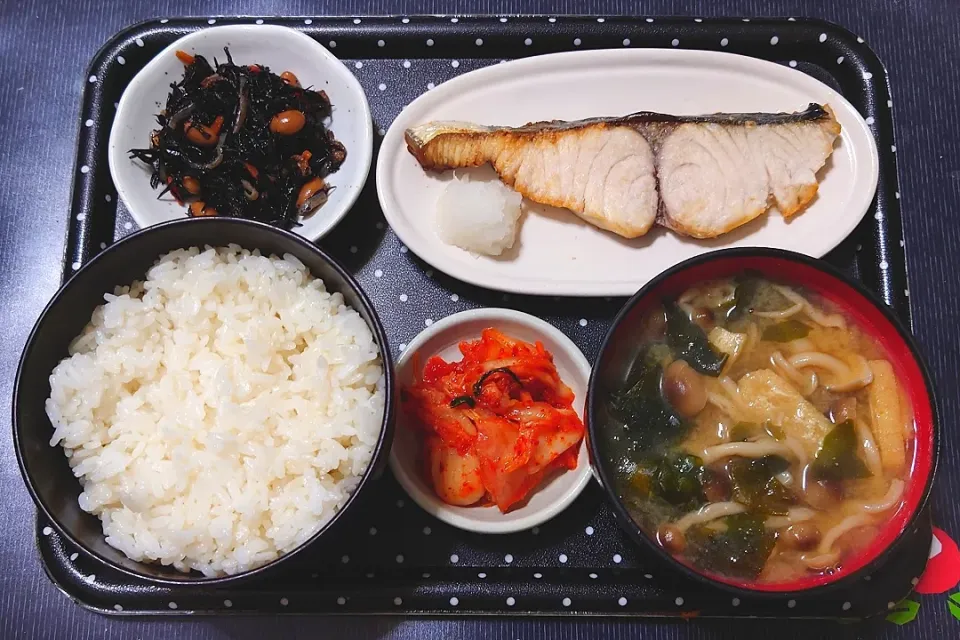 今日の朝ごはん（ごはんは福島県産福笑いにサワラの藻塩焼、ひじき煮、シメジの味噌汁、キムチ）|Mars＠釜飯作り研究中さん