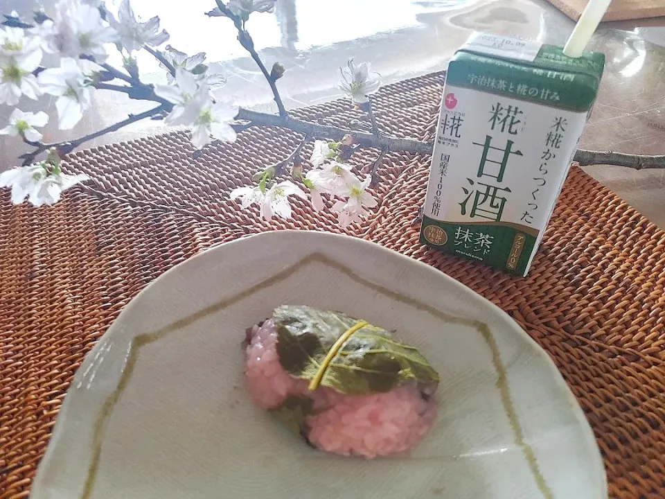 美味しい桜モチできました〰️。
あんこは、十勝で買ってきた、小豆をストーブでことこと煮ました。
まだまだ寒い北海道、煮込み料理は、ストーブの上で😍
旦那さんからの、ホワイトデー花束の中にあった桜の木を…。
やっとふきのとうが雪が溶けた場所から出てきました。
桜までは、あと１ヶ月かなあー。
家のなかで、桜を見ながら桜餅|なつさん