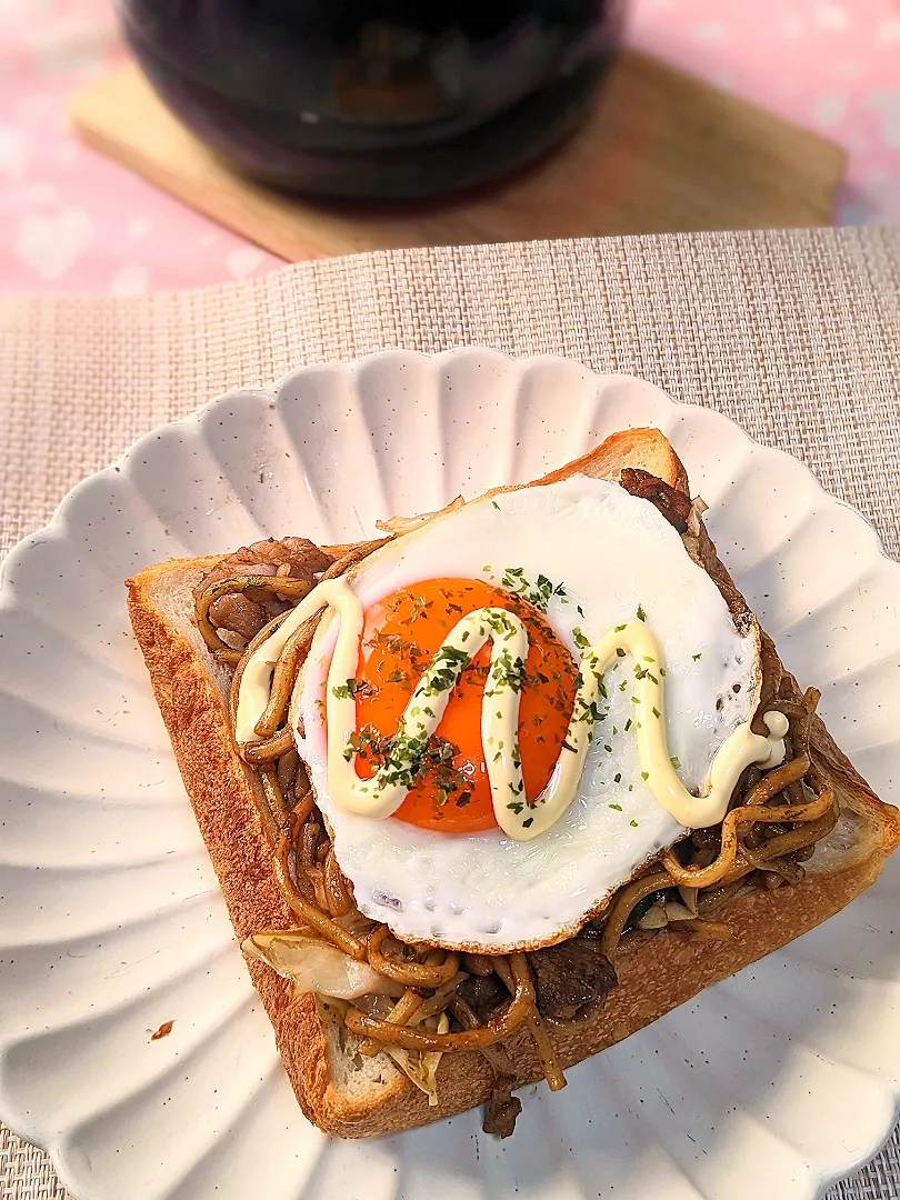 禁断の食事〜焼きそばトースト|f.1125beさん