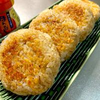 おかかとチーズの焼きおにぎり(焼かずにそのままでもOK)