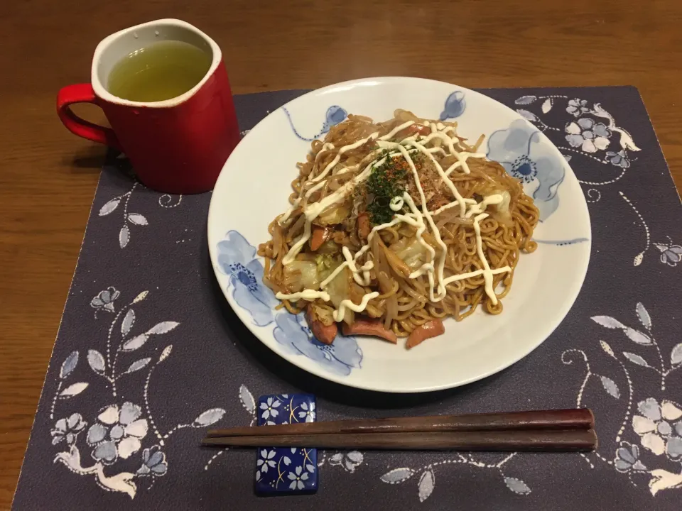 Snapdishの料理写真:大盛りソース焼きそば(昼飯)|enarinさん