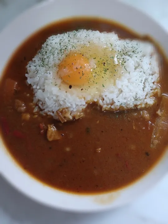 狸の宴シリーズ
今日の遅い昼御飯
[ザ・アイランドカレー]

あ、ノコリモンデ(;´д｀)

狸調合マサラの特製で
味はばっちり為れども
鍋一杯作っちまったからな。

やっと完食だわわ(苦笑)|タヌキさん