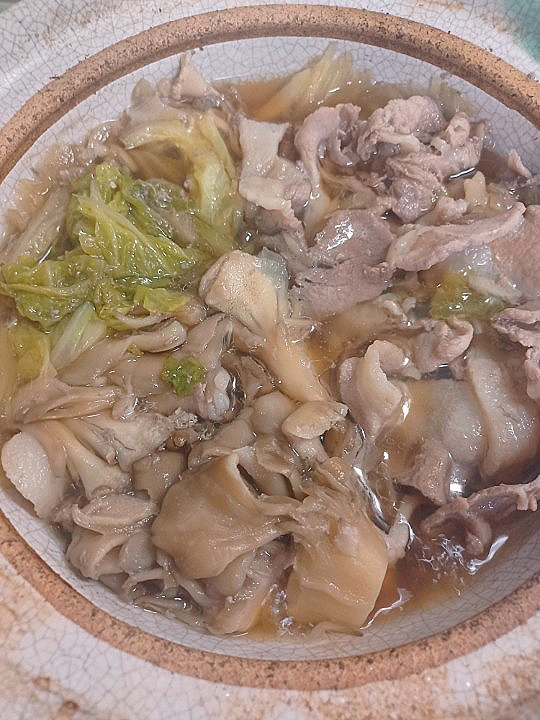 狸の宴シリーズ
ある日の土鍋料理

[豚肉とキノコと野菜の焚き物]

大蒜や生姜も利かせ出汁に
醤油や酒等でしっかり味付けしています。
※元々は、鹿や猪で作るレシピです。
お手元に有ればそちらで作れば旨いです
(・∀・)