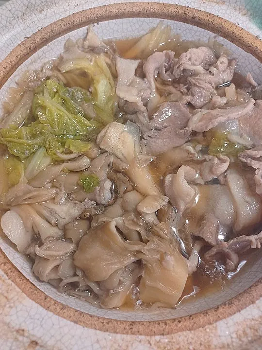 Snapdishの料理写真:狸の宴シリーズ
ある日の土鍋料理

[豚肉とキノコと野菜の焚き物]

大蒜や生姜も利かせ出汁に
醤油や酒等でしっかり味付けしています。
※元々は、鹿や猪で作るレシピです。
お手元に有ればそちらで作れば旨いです
(・∀・)|タヌキさん