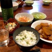 今日の夕飯　豆ご飯、鰤大根、新玉ネギ、ほうれん草の白和え、ブロッコリー（茎）のナムル、日本酒