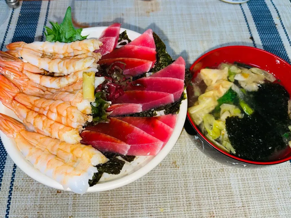 Snapdishの料理写真:えびマグロ丼、キャベツの味噌汁|九谷空さん