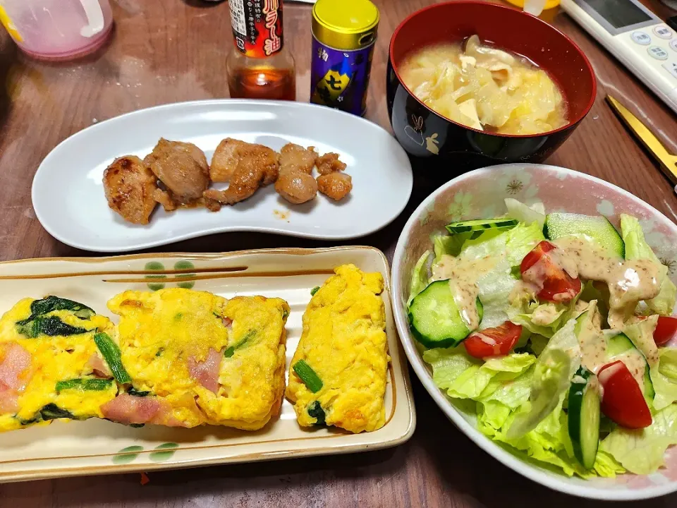 サラダ、味噌漬けチキン、スパニッシュオムレツ～卵焼き風～、豚汁|みーさん