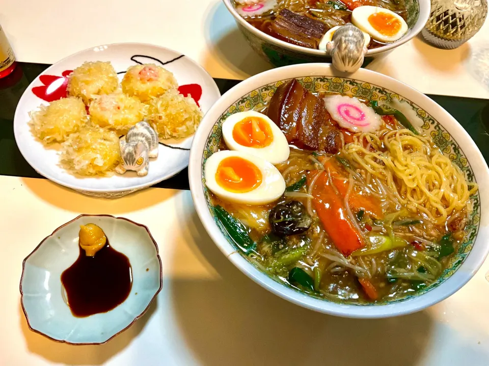 Snapdishの料理写真:お家で作るニンニクたっぷり長崎の角煮を入れたスタミナラーメンと北海道土産のカニとホタテとイカのシュウマイ
#お家でラーメン
#スタミナあんかけラーメン 
#シュウマイ
#崎陽軒はシウマイ
#北海道土産|Takeshi  Nagakiさん