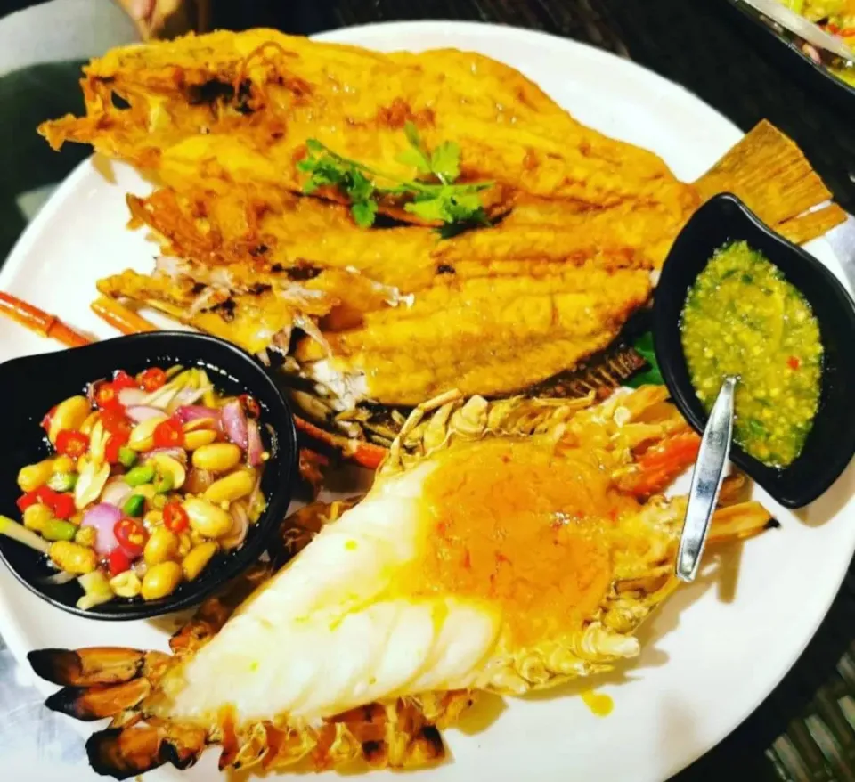 Deep Fried Fish & Grilled Big Tiger Prawn w/ Spicy Seafood Dipping Sauce 🐟🦐
...
...
Mmmmm... Super Yummmmmy! 🤤|An'leeさん