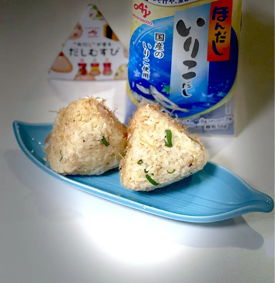 Snapdishの料理写真:イリコとオカカのだしおむすび🍙|まり＊さん