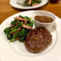 和風おろしハンバーグとアレッタとベーコンのペペロンチーノ炒め