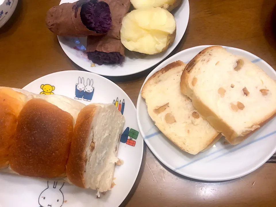 Snapdishの料理写真:ナッツ入り山型食パン、紫芋の焼き芋とホクホクじゃがを楽しむ朝ご飯|masaさん