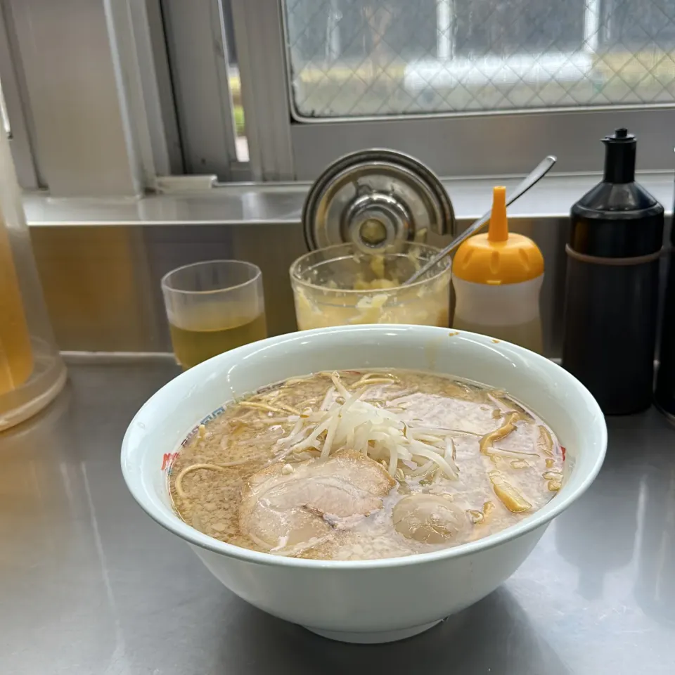 Snapdishの料理写真:小雨降る中　＃朝ラー　は　＃夜勤明け　ここは　＃ホープ軒　＃ラーメン　です|Hajime Sakaiさん