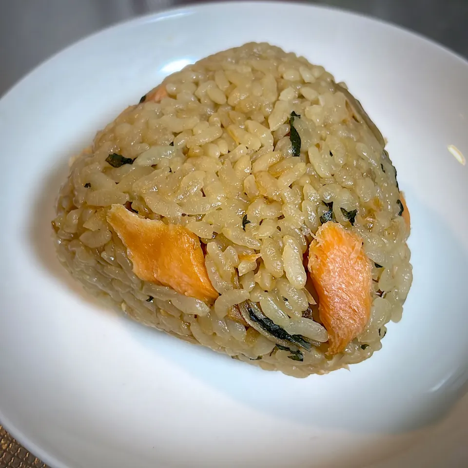 鮭と舞茸と大葉の混ぜご飯おにぎり🍙|ハルカさん