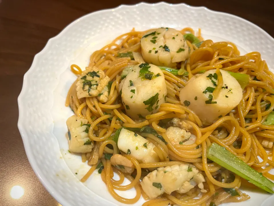 Snapdishの料理写真:パスタではなく、豆の麺で！シーフードバター醤油パスタ風🥢|ほのみさん