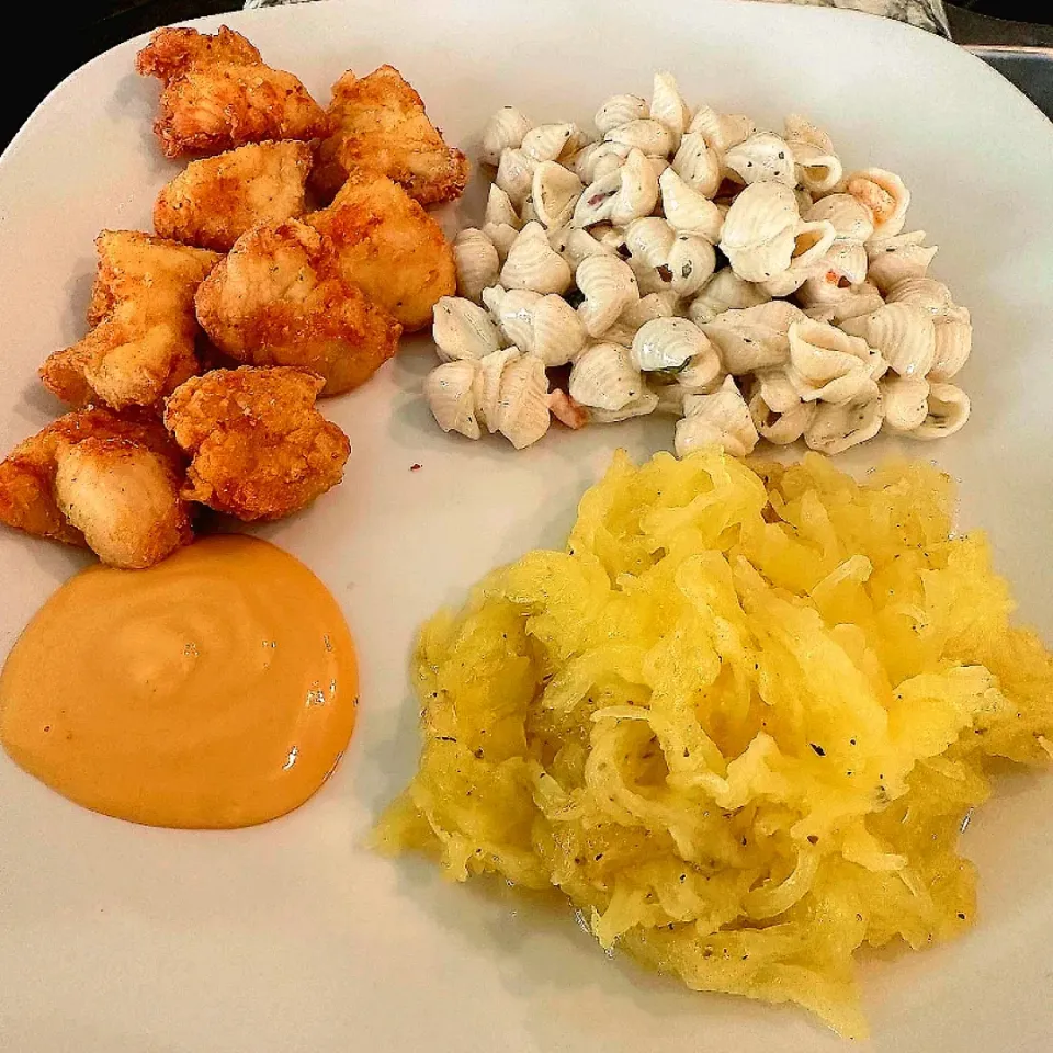 Chicken Nuggets, spaghetti squash, and pasta salad|Travis Stoneさん