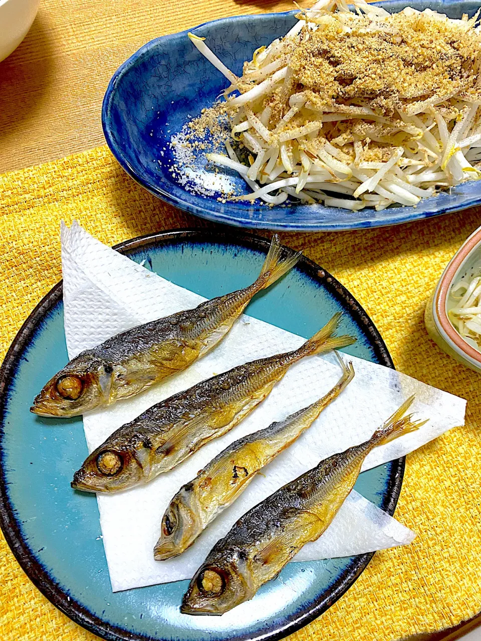 鯵の丸干しを素揚げ🐟、もやしのえごま中華和え|1614さん