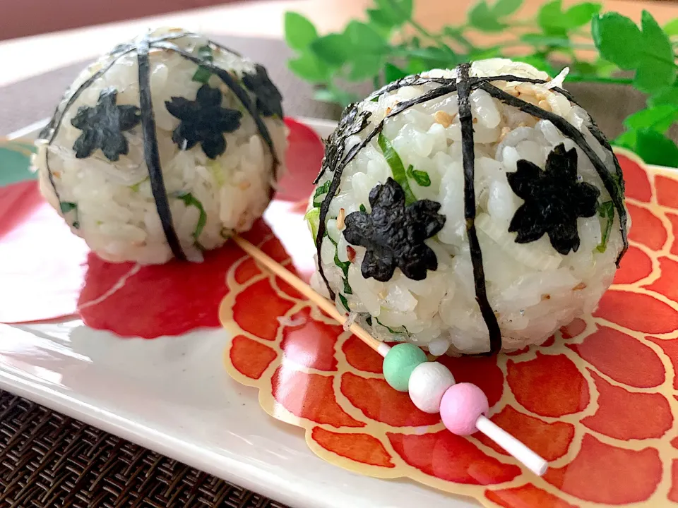 🌸ちりめん葱のだしおむすび🍙『丸鶏がらスープ』|いちごさん