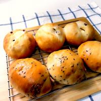 黒ごまチーズとレーズンクリームチーズのパン