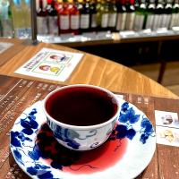 一升瓶ワイン(湯呑茶碗)380円なり