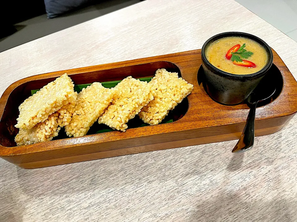 Rice crispy served with minced prawn coconut sauce|270w178bさん