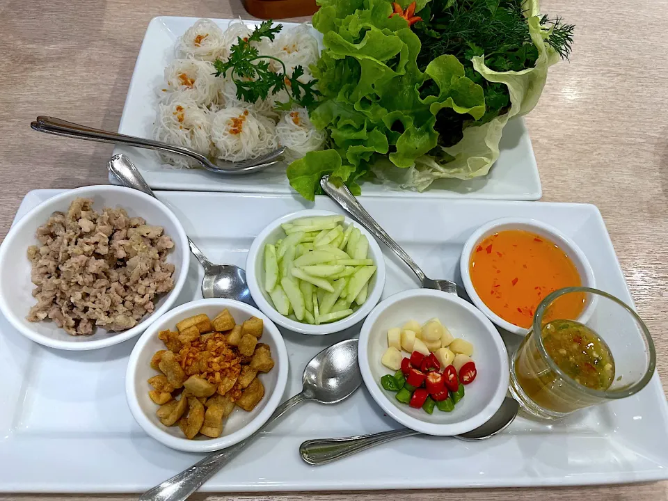 Snapdishの料理写真:Assorted rice noodle with fresh vegetables, minced pork and crispy pork served with spicy, sweet and sour sauce|270w178bさん