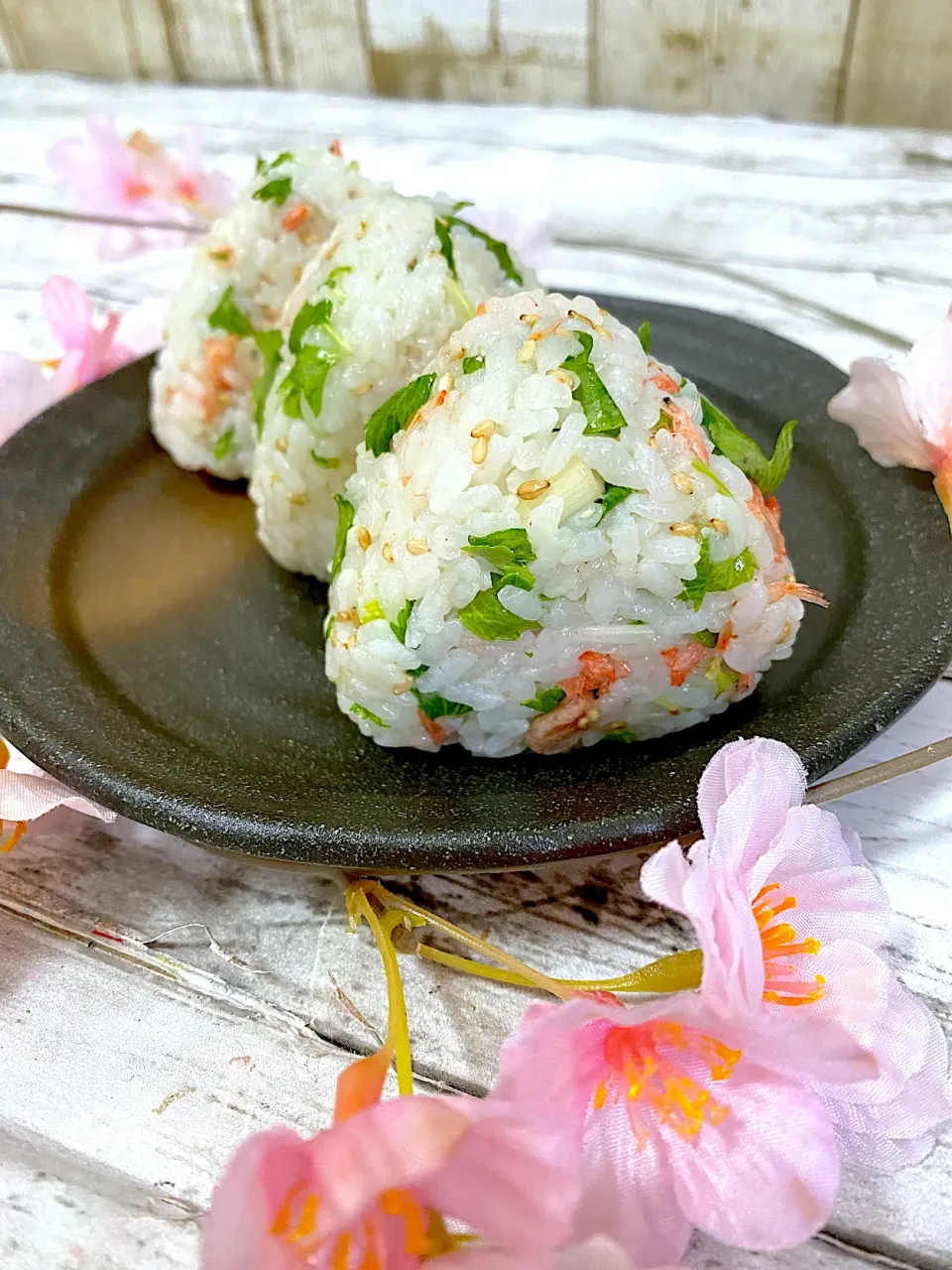 Snapdishの料理写真:ホワイトセロリと、干しエビのだしむすび🍙|ぽっちさん