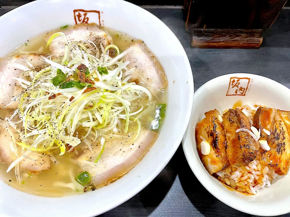 Snapdishの料理写真:青唐ねぎ塩ラーメンとミニ炙り焼豚ご飯|ねこ社長さん