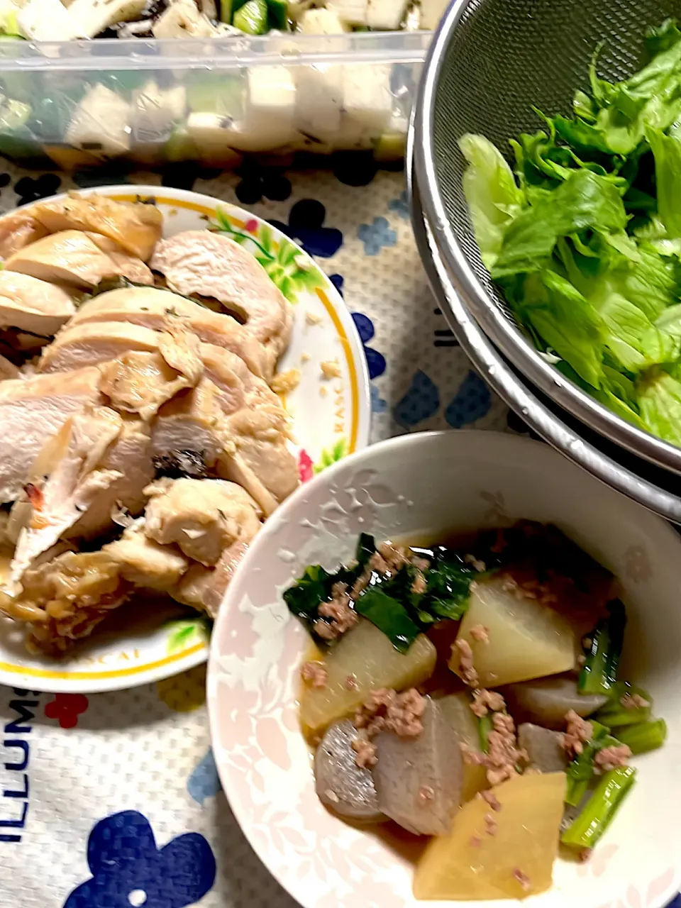 Snapdishの料理写真:大根の煮物　梅干し入り蒸し鶏　胡瓜🥒と長芋の和物　レタス|4jinoanataさん