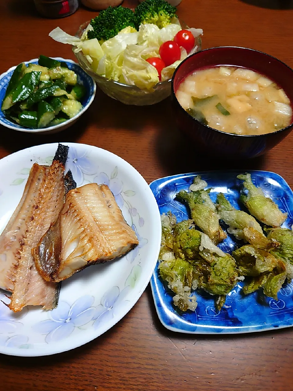 ふきのとうとタラの芽の天ぷら
たらのみりん干し
キュウリ中華和え
サラダ
つみれ汁|ぱやさん