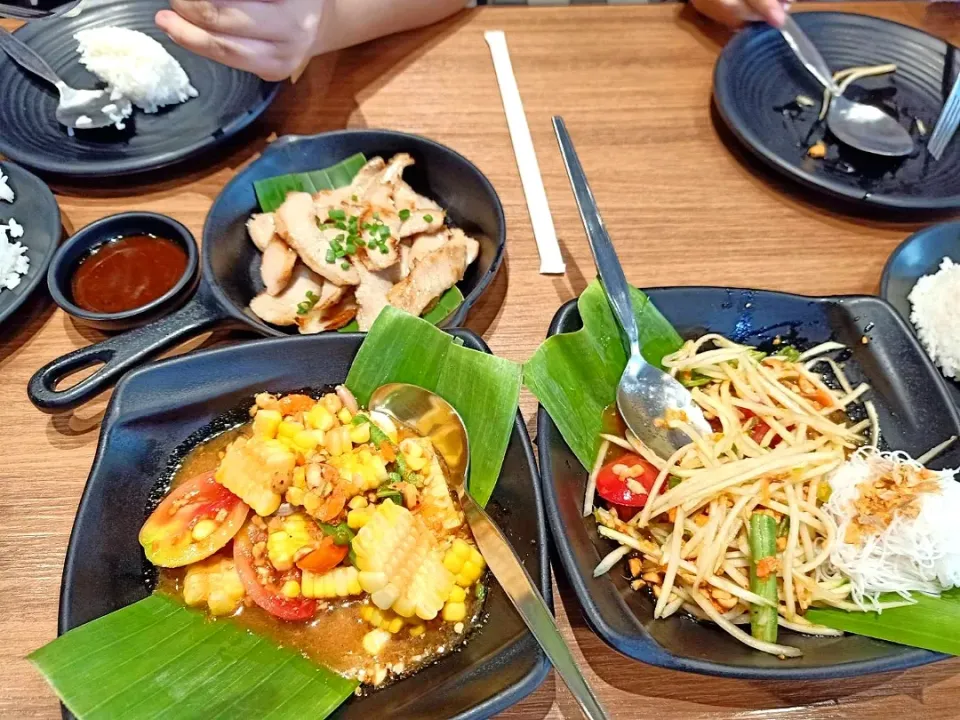 Spicy Papaya Salad & Corn Salad w/ Thai-style Grilled Pork Neck 🌶️🥗🌶️🌽🐷
aka (Som Tum + Tum Khao Pod + Kor Moo Yang)
...
...
Super Duper Yummylicious 🤤|An'leeさん