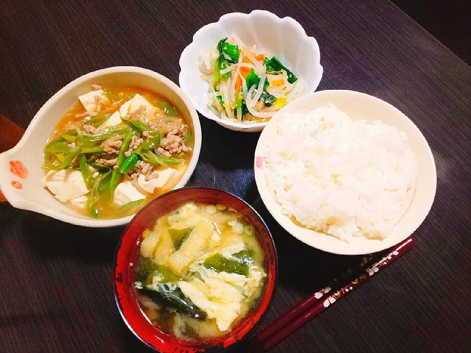 ごはん、ワカメと油揚げと卵の味噌汁、インゲン入り肉豆腐、三色ナムル|サトリさん