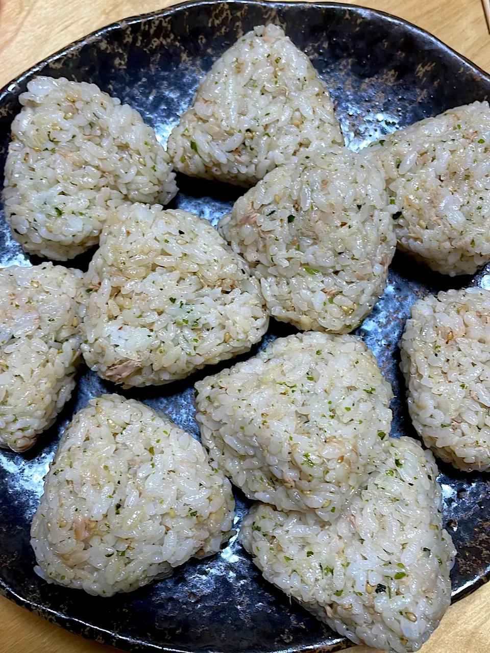 あまりご飯をシーチキン、青のり、ゴマおにぎりにして見ました。麺つゆ、醤油、塩少々|abekoさん