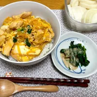 Snapdishの料理写真:親子丼、ぬか漬け、ほうれん草胡麻ドレ|meryleさん