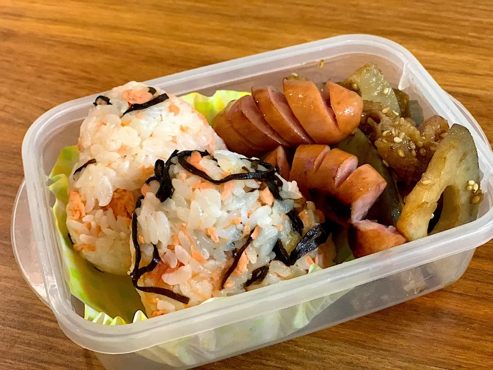 Snapdishの料理写真:鮭フレークと塩昆布のおにぎり弁当|ふくすけ食堂さん