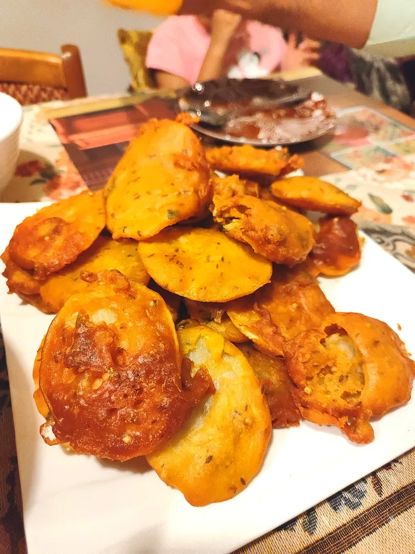 Aloo k pakoray .... potato fritters in chickpea flour batter|hinaさん