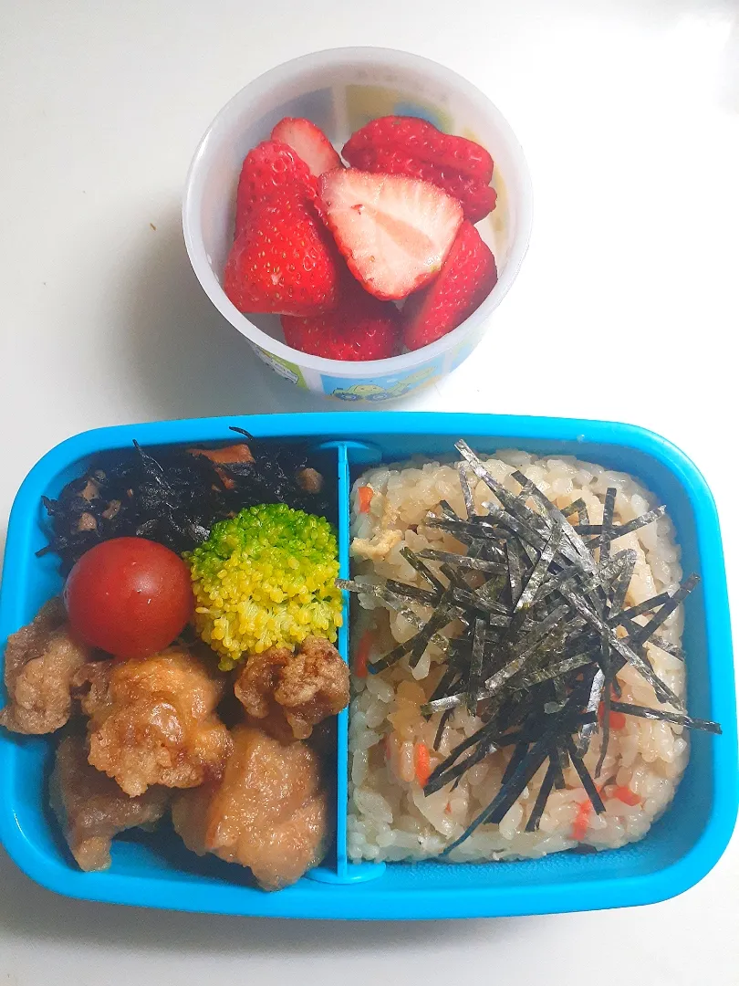 ☆小学生弁当☆炊き込みご飯、ひじき煮物、ブロッコリー、ミニトマト、唐揚げ、苺|ｼｮｺﾗさん