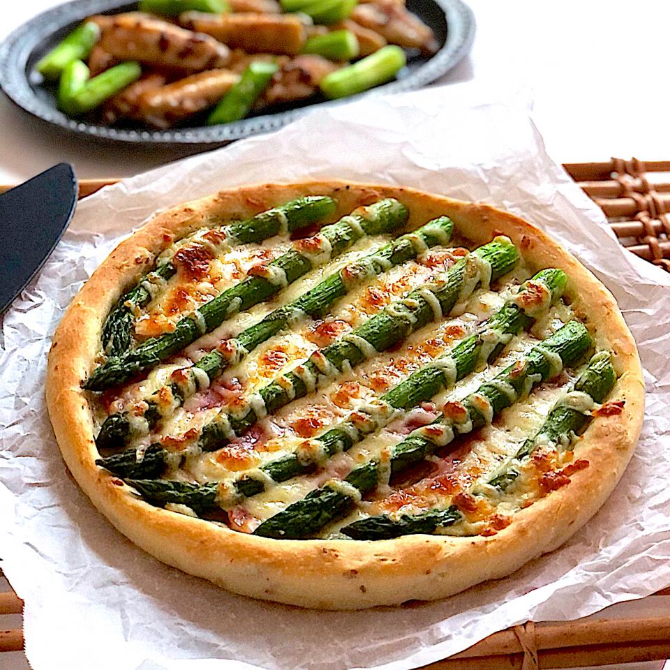 🌸アスパラと大葉ホワイトソースde春色ピザ🍕