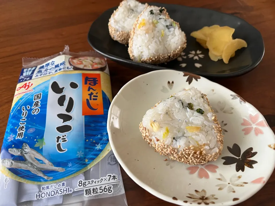 Snapdishの料理写真:いりこだし×しらす×白菜の漬物のおにぎり|さあママさん