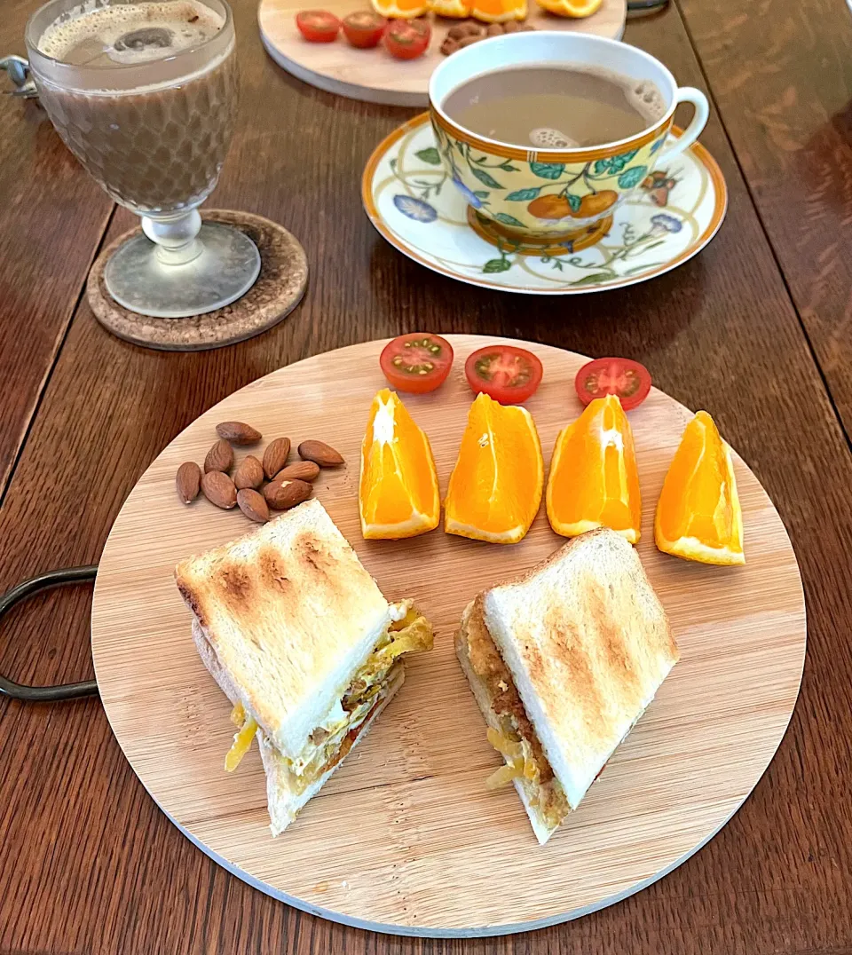 Snapdishの料理写真:朝ごはん♯オムレツサンド♯食パン♯サンドイッチ|小松菜さん