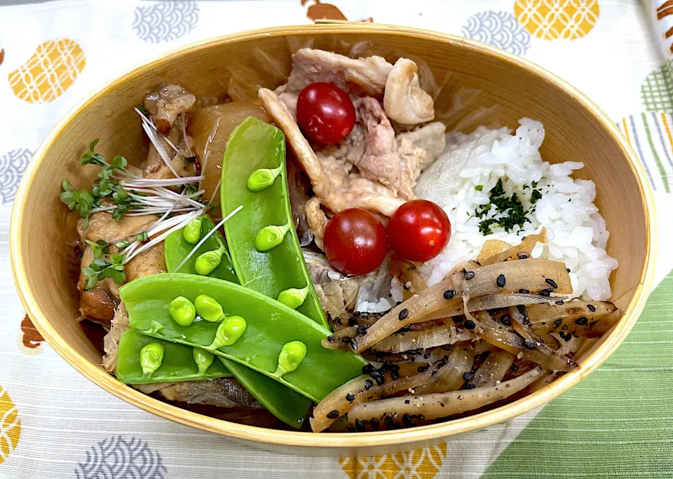 鶏肉と大根の旨煮、豚肉生姜焼き、大根のきんぴら🍱|なお🅿️さん