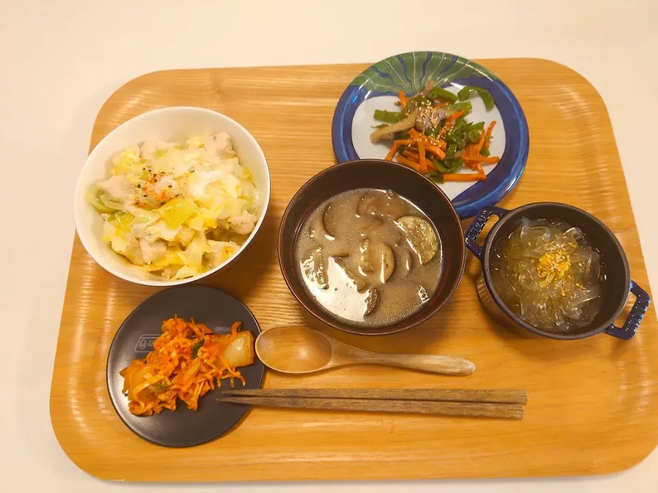 Snapdishの料理写真:今日の夕食　塩麹親子丼、ピーマンきんぴら、切り干し大根キムチ和え、なすの味噌汁|pinknari🐰🌈さん