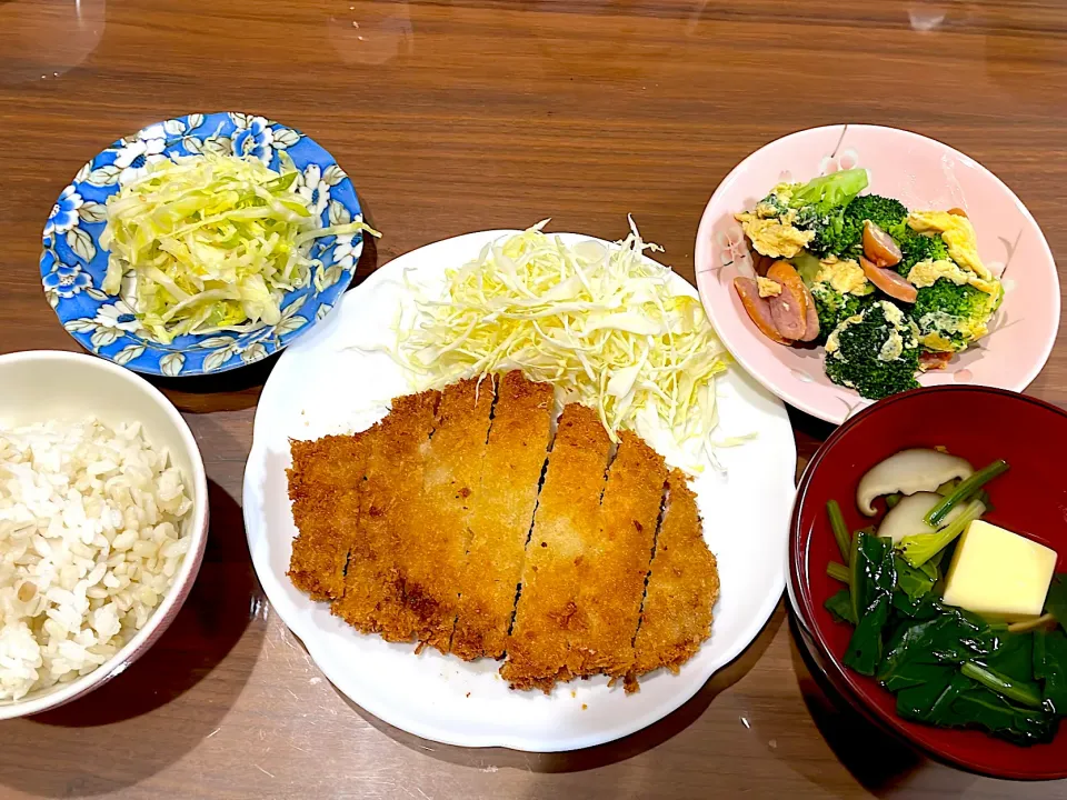 Snapdishの料理写真:とんかつ　卵豆腐とほうれん草のおすまし　ブロッコリーとウインナーの卵炒め　キャベツとネギのナムル|おさむん17さん