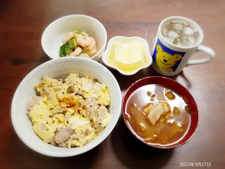 2023年3月27日の晩ご飯
豚玉丼
えびとブロッコリーのオーロラソース和え
玉子豆腐
オマール海老めんつゆのスープ|ソラ♂のご飯さん