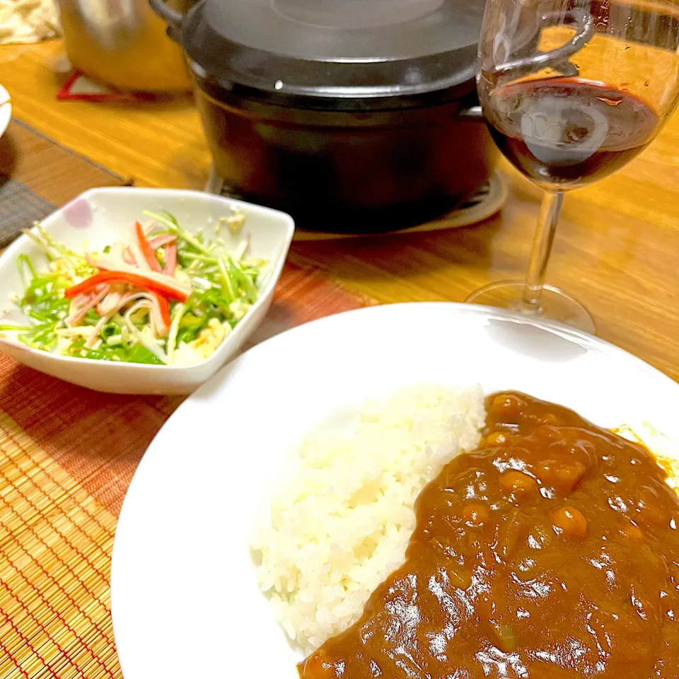 Snapdishの料理写真:2023/03/26 バーミキュラでひよこ豆トマトカレー、カニカマとキャベツサラダ|kykyさん