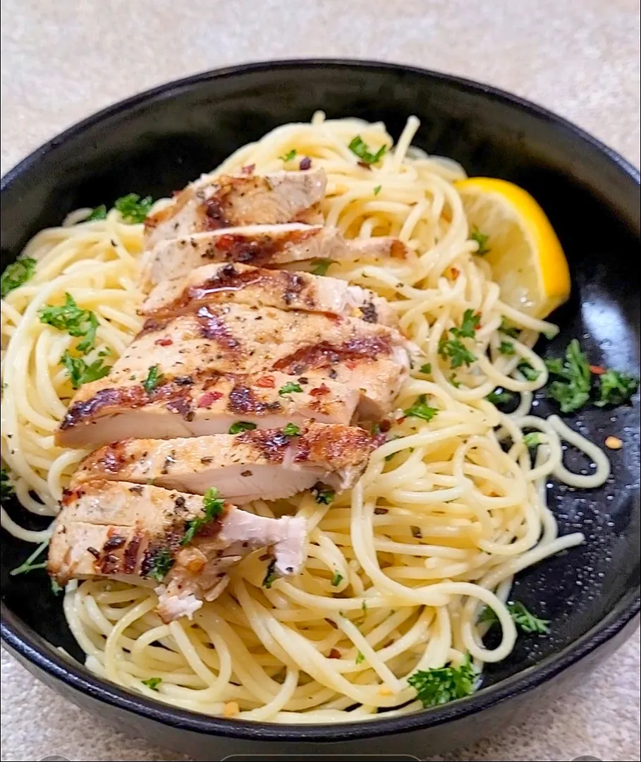 Snapdishの料理写真:Grilled Lemon Chicken Pasta|Culinary Laneさん