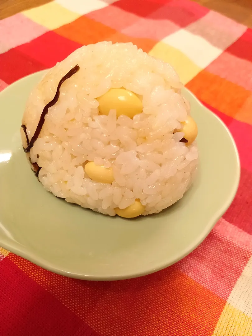 塩昆布とお豆のだしむすび🍙|めめさん